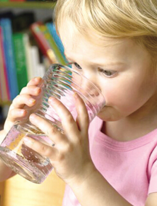 用寶寶喜歡喝的飲料代替白開(kāi)水喂養寶寶可行嗎